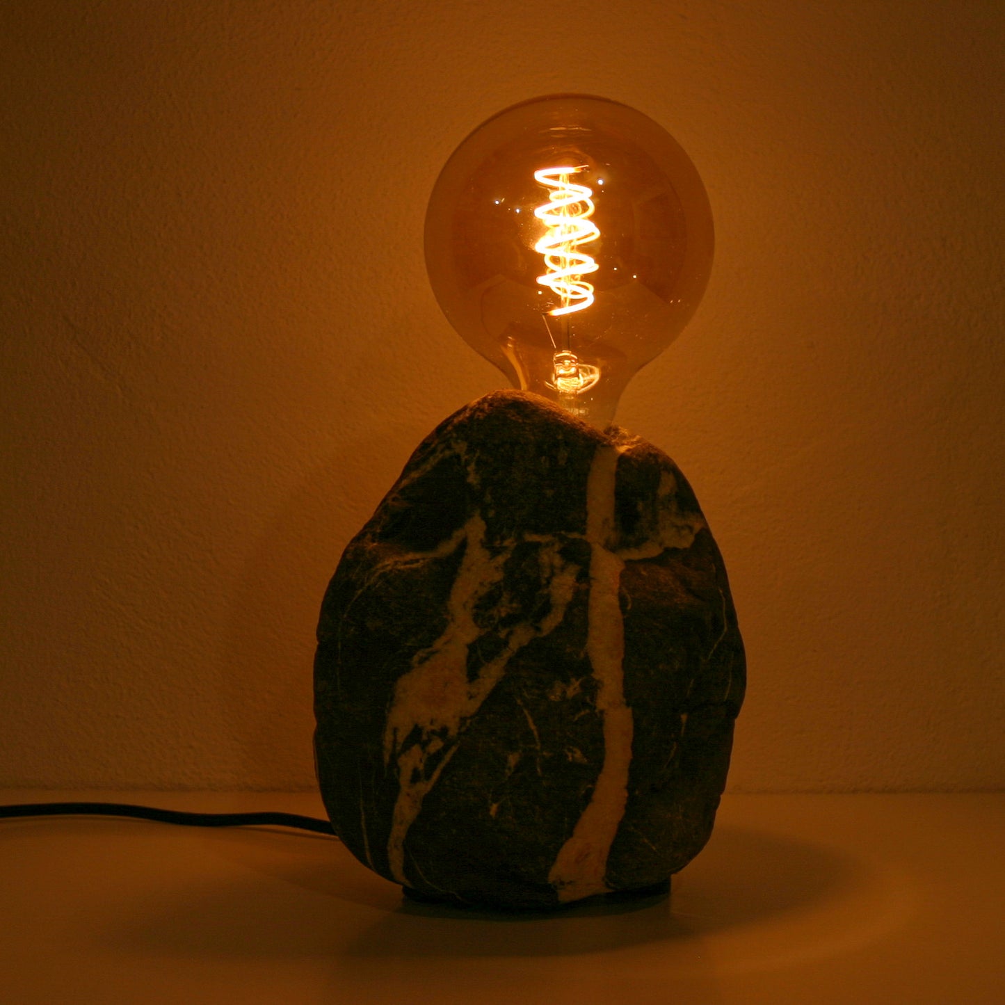 Lichtstück #002 - Großer, stark gezeichneter Kiesel