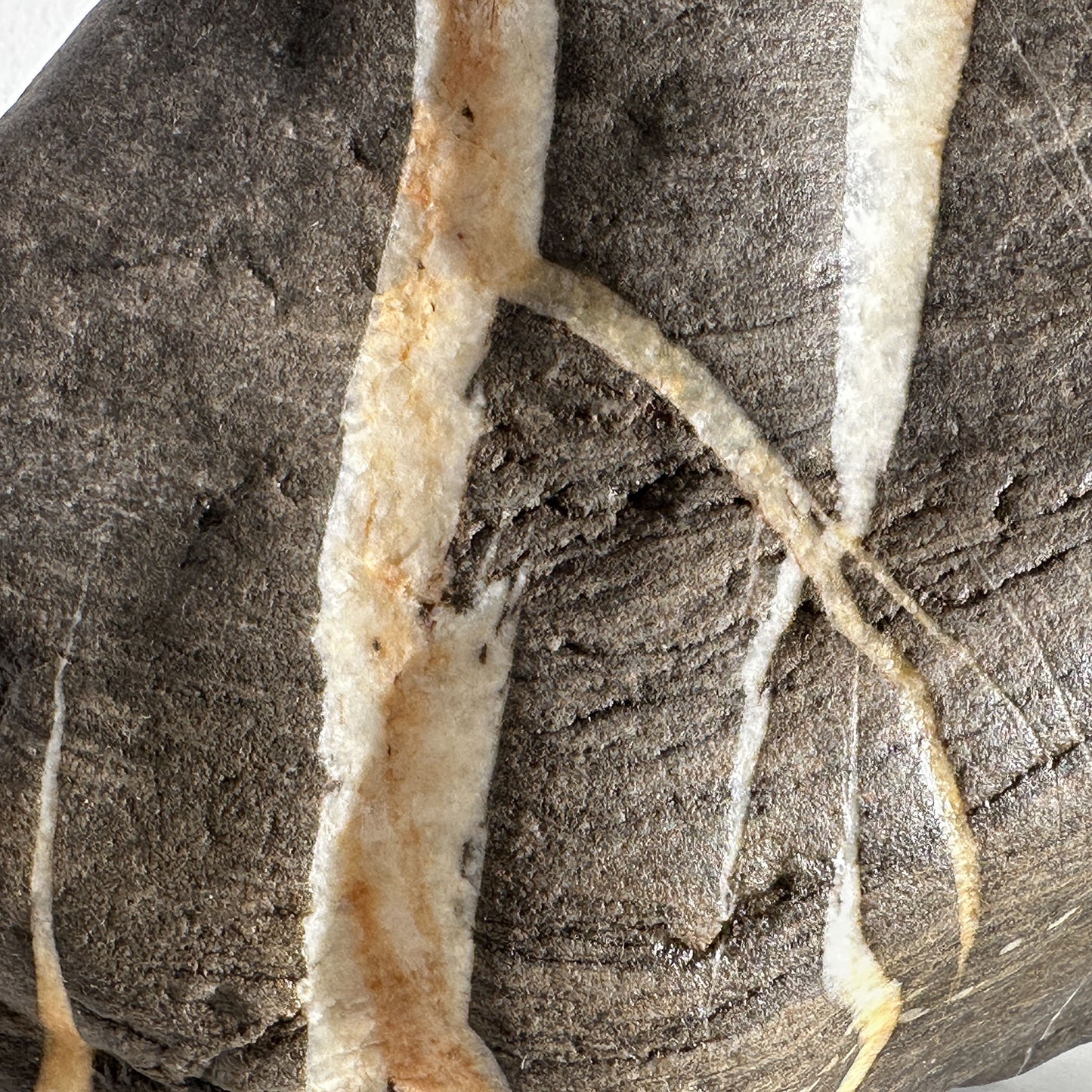 Lichtstück #003 - Dunkler Achkiesel mit Smoke Light