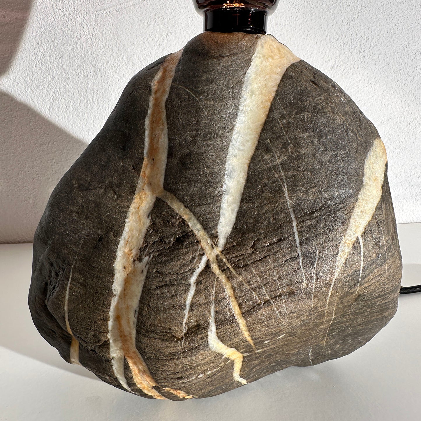 Lichtstück #003 - Dunkler Achkiesel mit Smoke Light