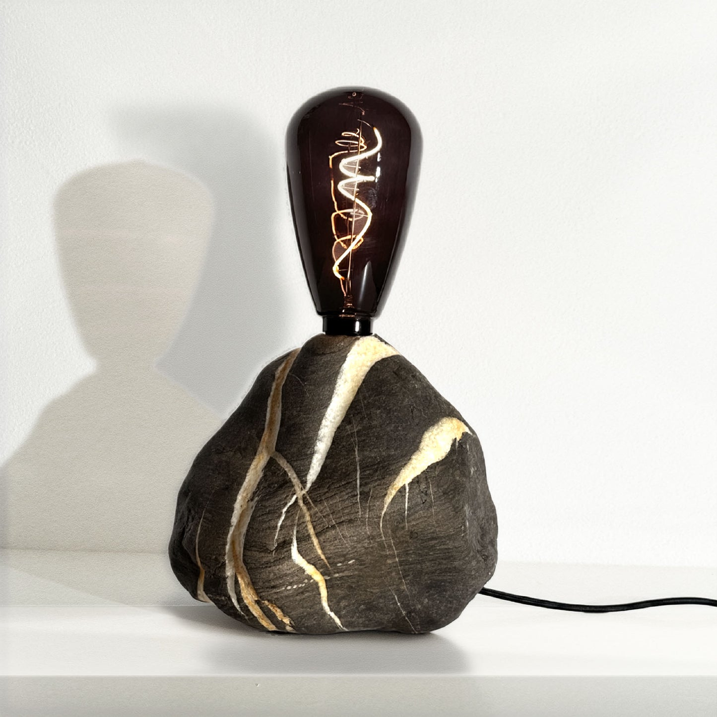 Lichtstück #003 - Dunkler Achkiesel mit Smoke Light