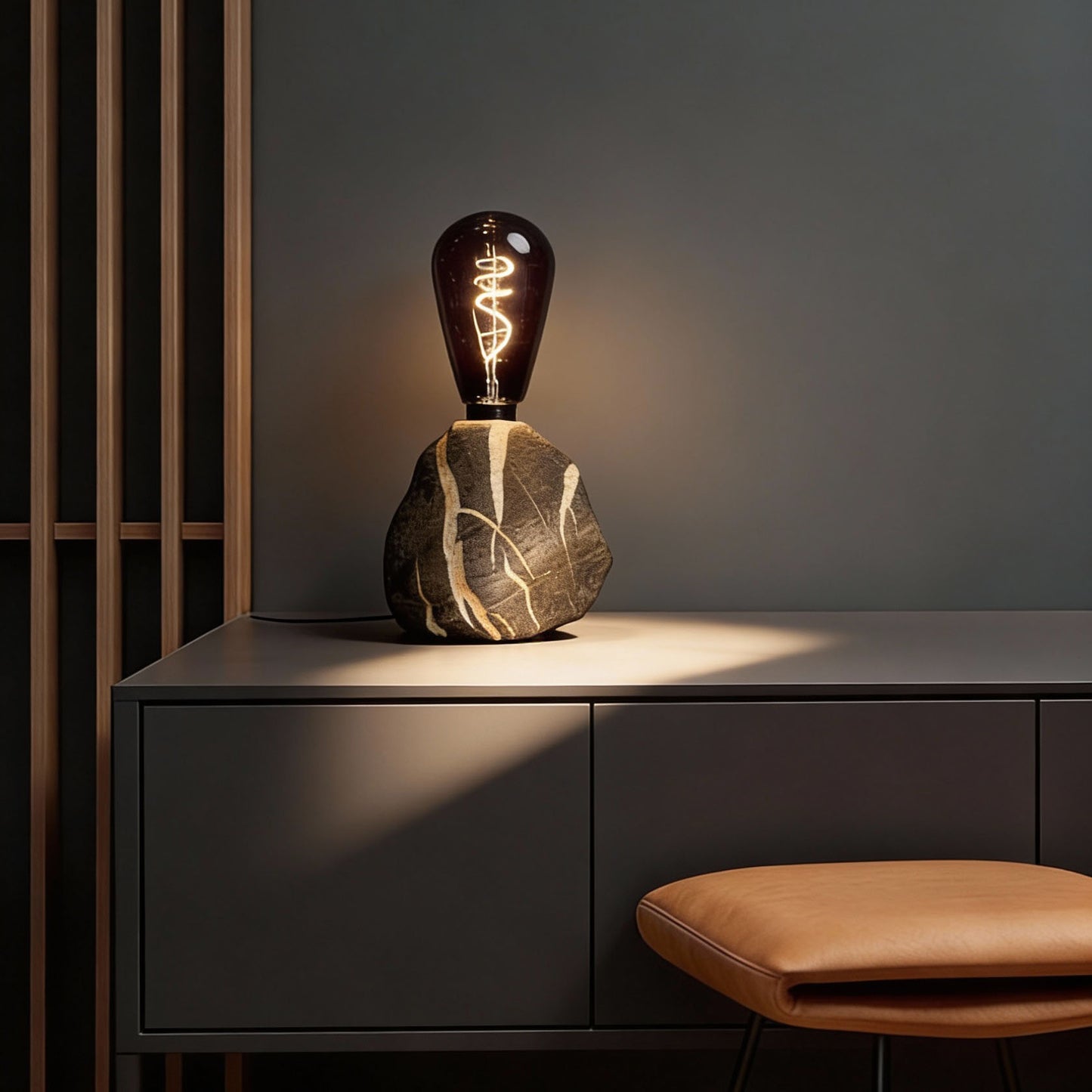 Lichtstück #003 - Dunkler Achkiesel mit Smoke Light