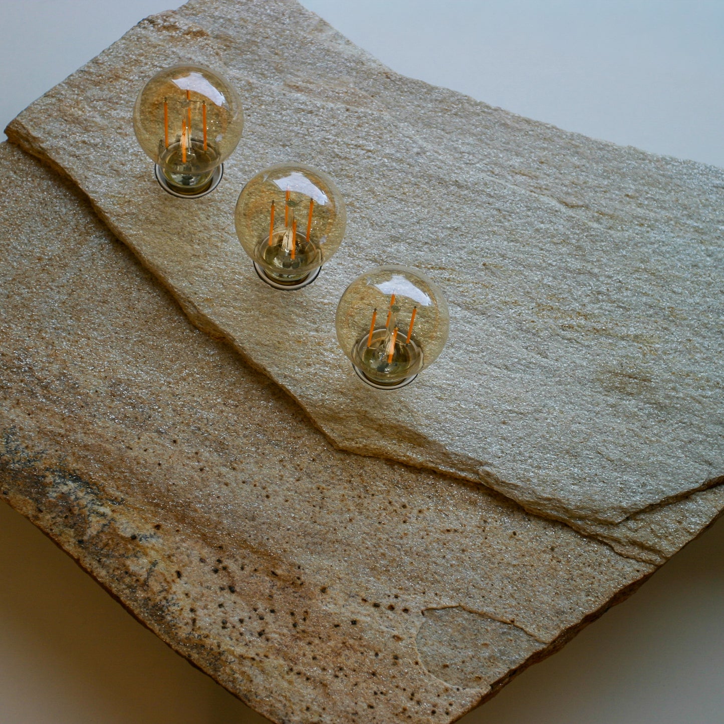 Lichtstück #001 - Riesige Goldgneisplatte in vollendeter Ästhetik