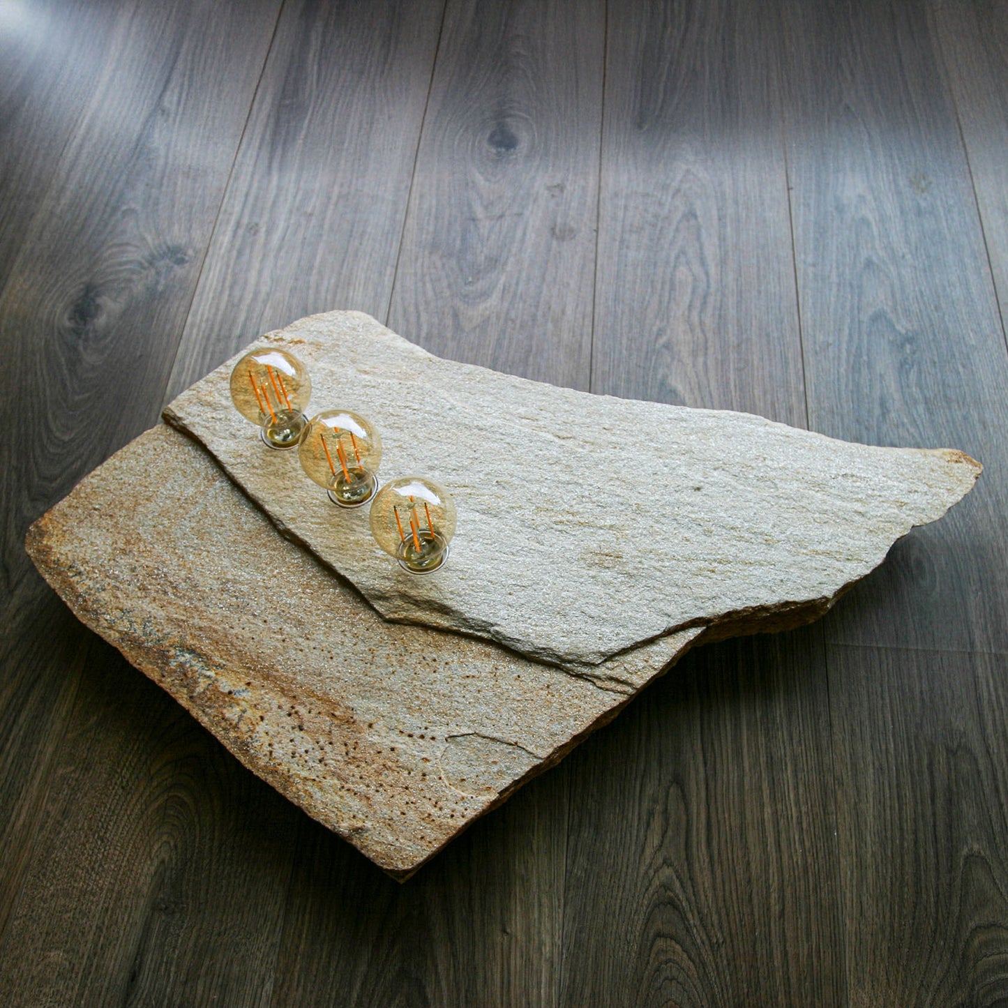 Lichtstück #001 - Riesige Goldgneisplatte in vollendeter Ästhetik