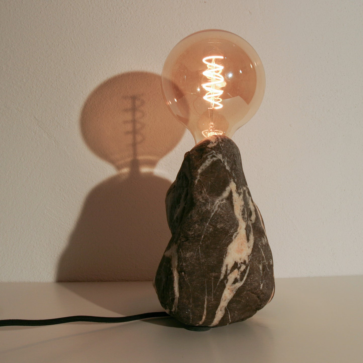 Lichtstück #002 - Großer, stark gezeichneter Kiesel