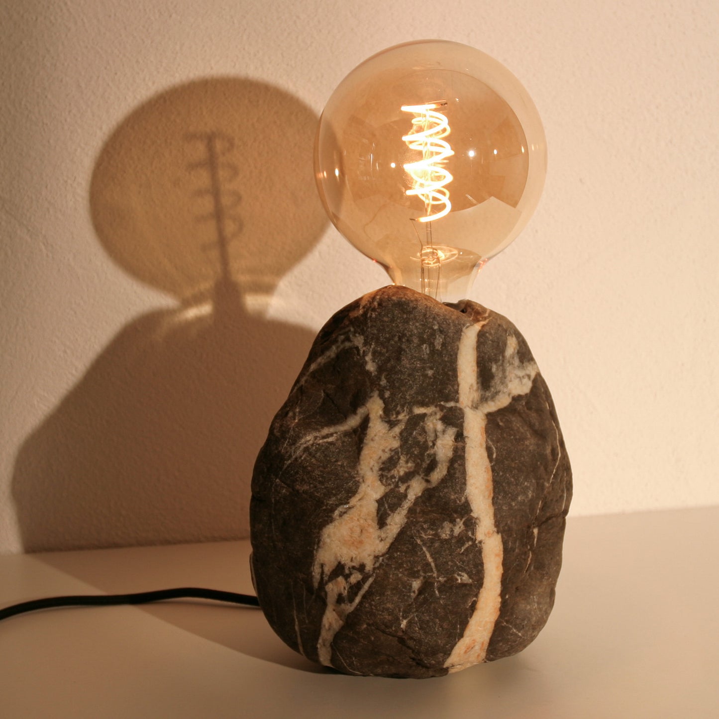Lichtstück #002 - Großer, stark gezeichneter Kiesel