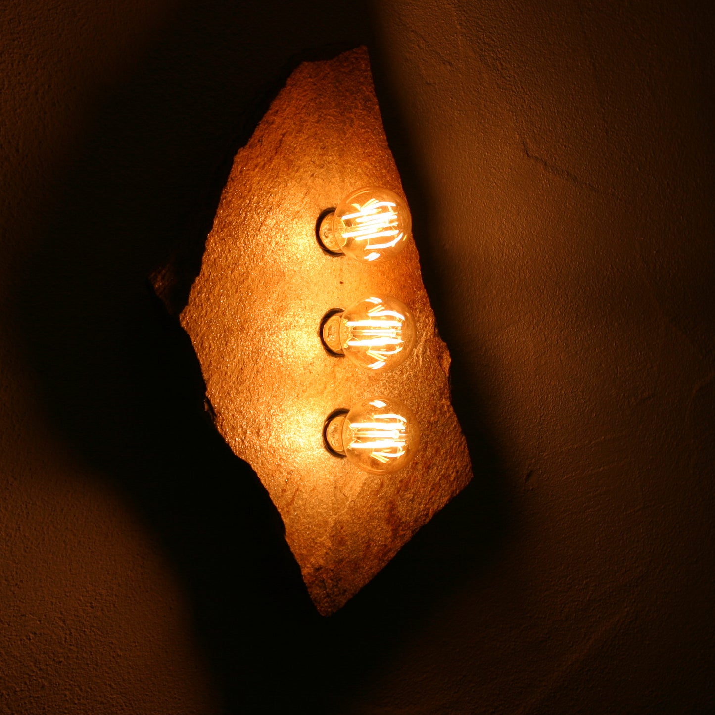 Lichtstück #004 - Mittelgroße Goldgneisplatte in schlichter Eleganz