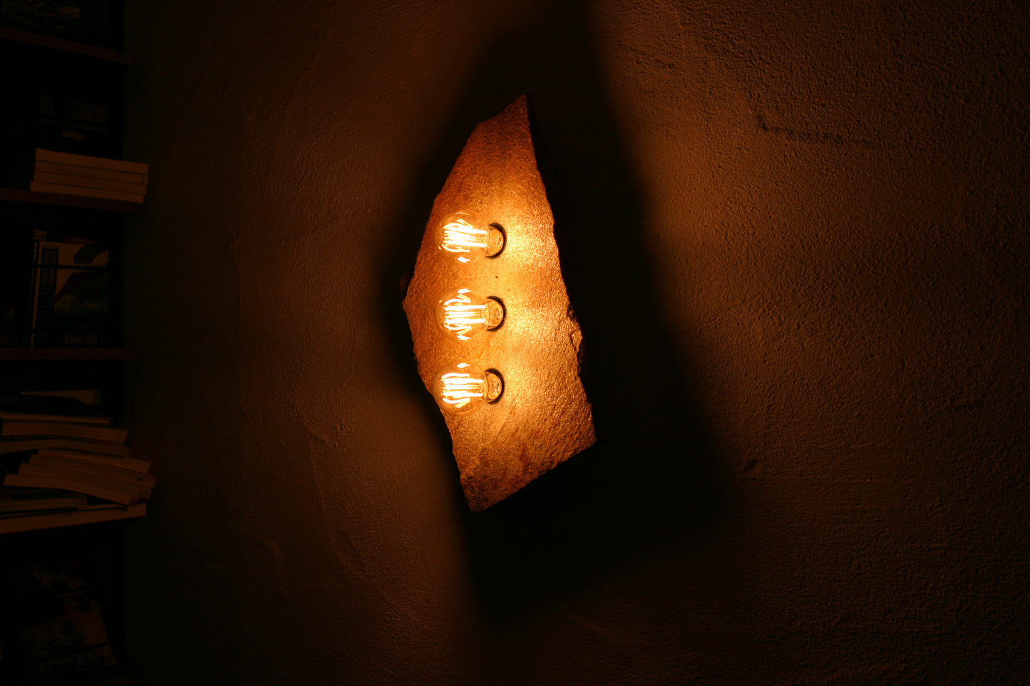 Lichtstück #004 - Mittelgroße Goldgneisplatte in schlichter Eleganz