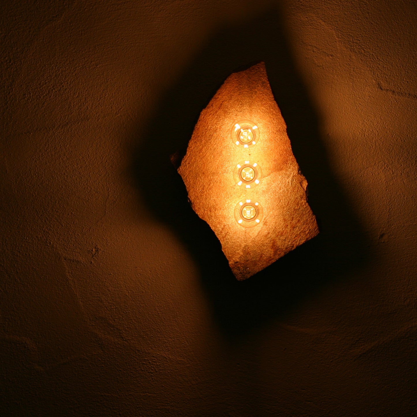 Lichtstück #004 - Mittelgroße Goldgneisplatte in schlichter Eleganz