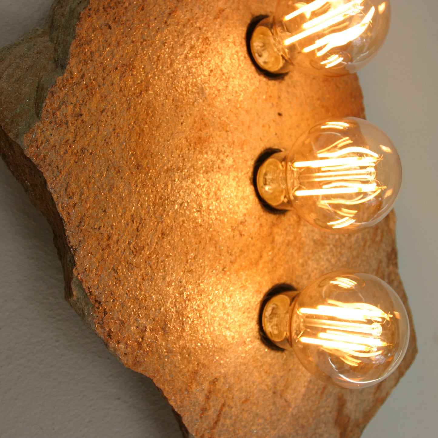 Lichtstück #004 - Mittelgroße Goldgneisplatte in schlichter Eleganz