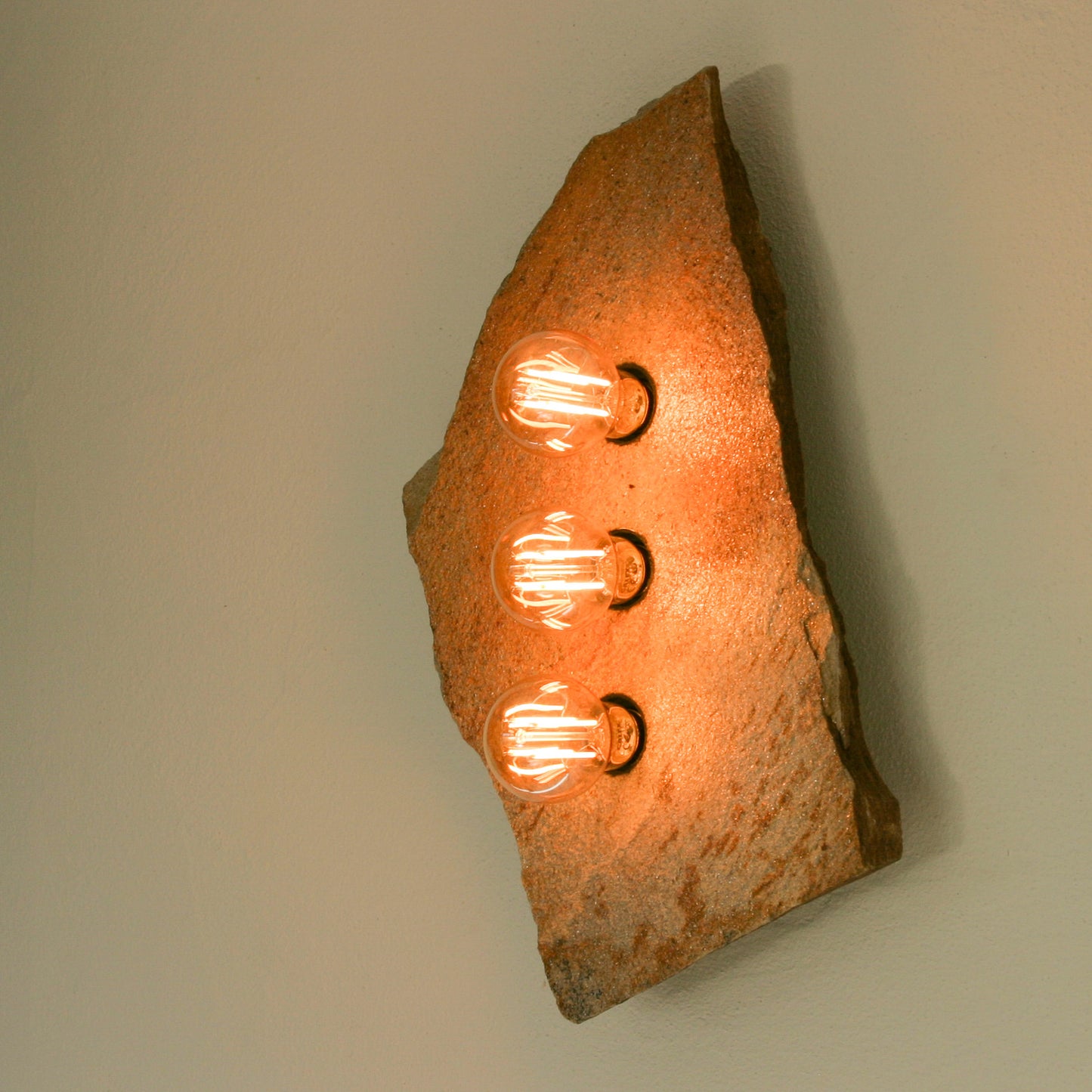 Lichtstück #004 - Mittelgroße Goldgneisplatte in schlichter Eleganz