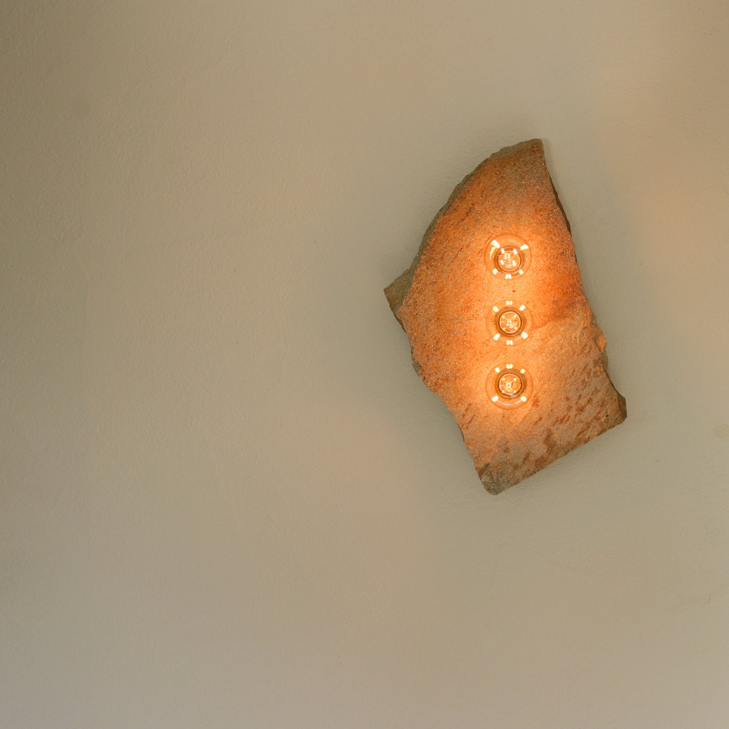 Lichtstück #004 - Mittelgroße Goldgneisplatte in schlichter Eleganz