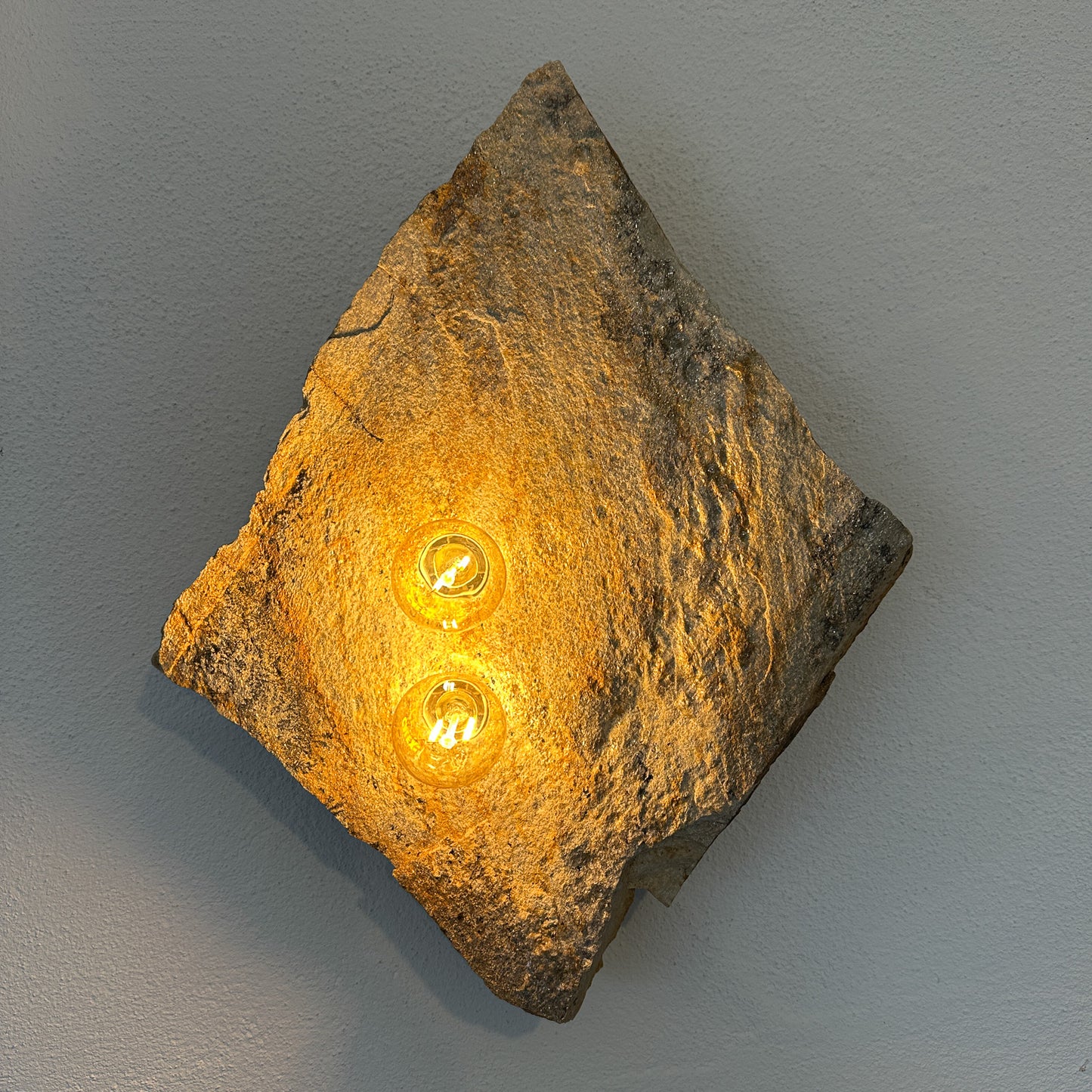 Lichtstück #014 - Kleine, traumhaft schön gefärbte Goldgneisplatte