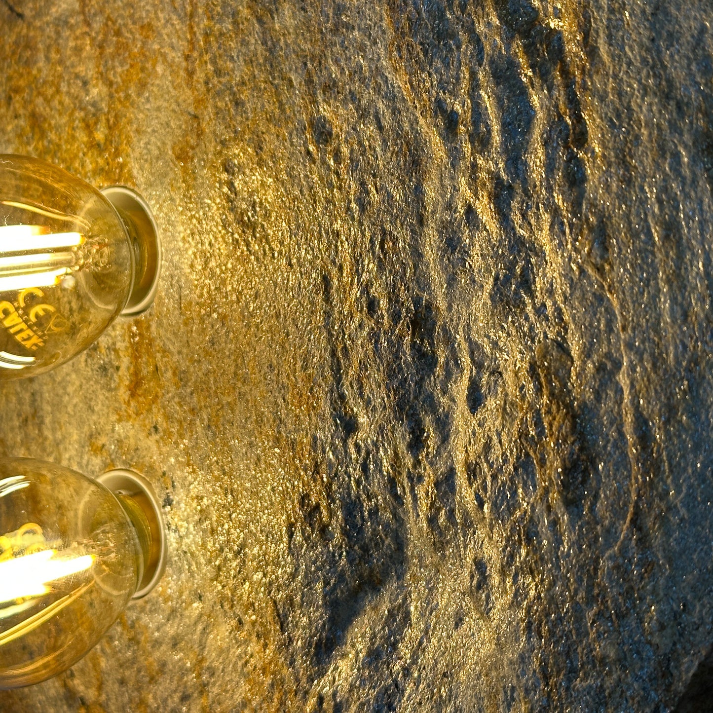 Lichtstück #014 - Kleine, traumhaft schön gefärbte Goldgneisplatte