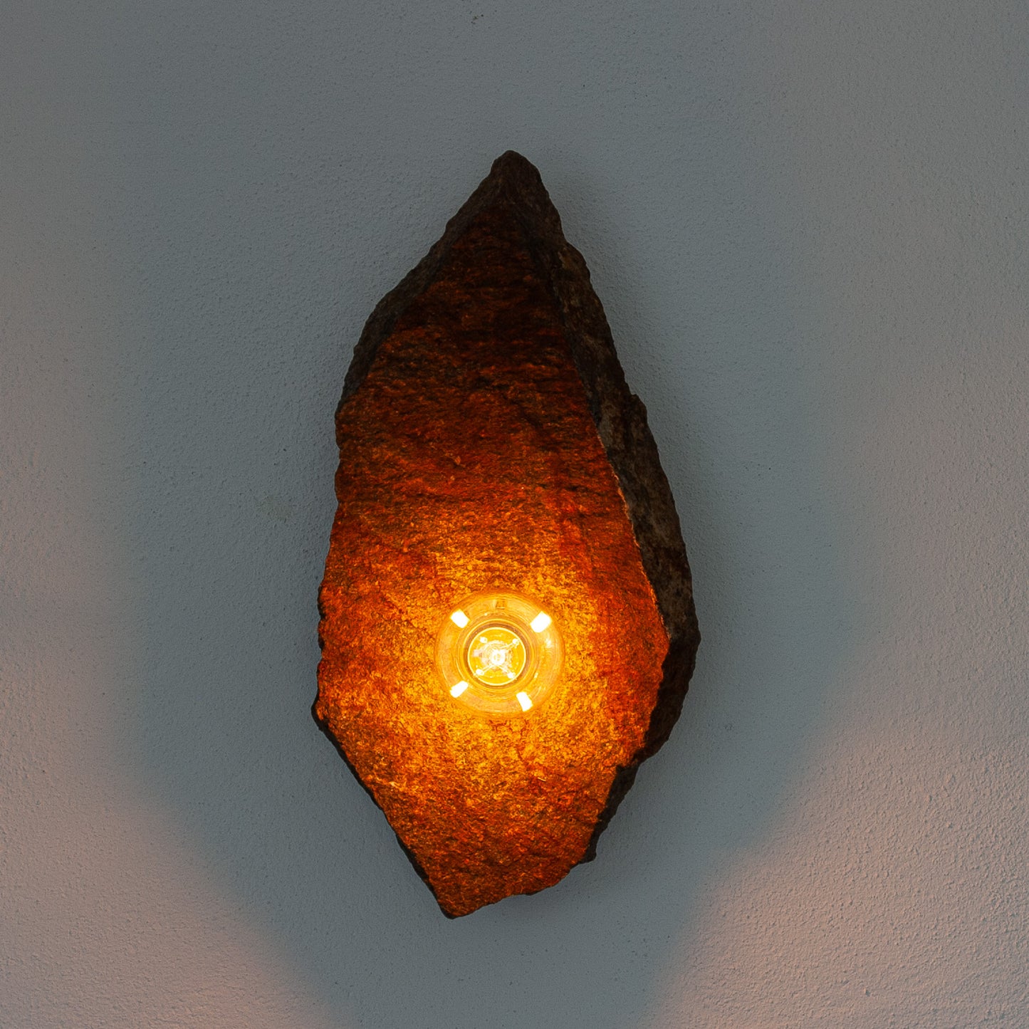 Lichtstück #017 - Der Hinkelstein – eine archaische Form aus Porpyhr