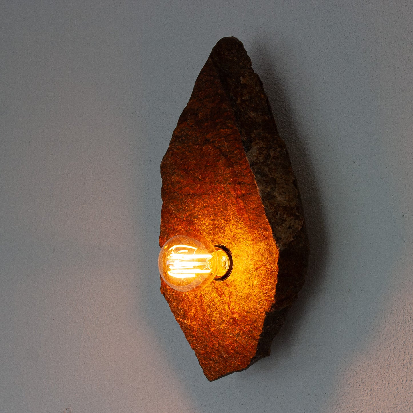 Lichtstück #017 - Der Hinkelstein – eine archaische Form aus Porpyhr