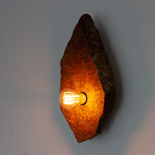 Lichtstück #017 - Der Hinkelstein – eine archaische Form aus Porpyhr