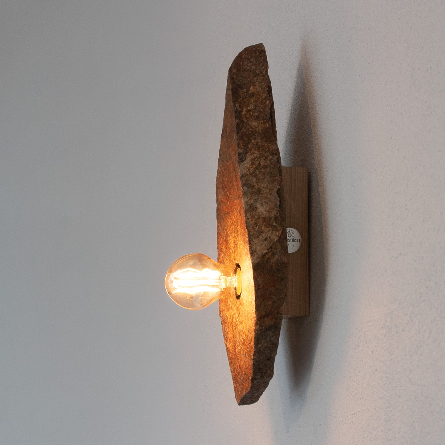 Lichtstück #017 - Der Hinkelstein – eine archaische Form aus Porpyhr