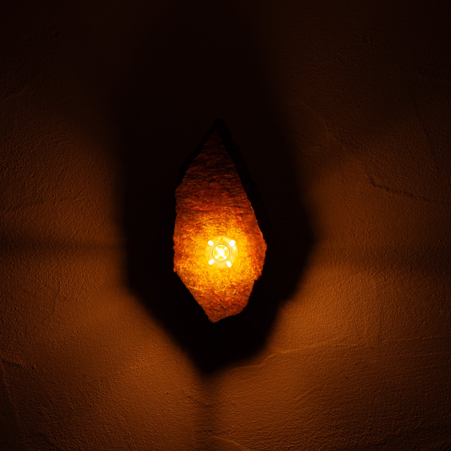 Lichtstück #017 - Der Hinkelstein – eine archaische Form aus Porpyhr