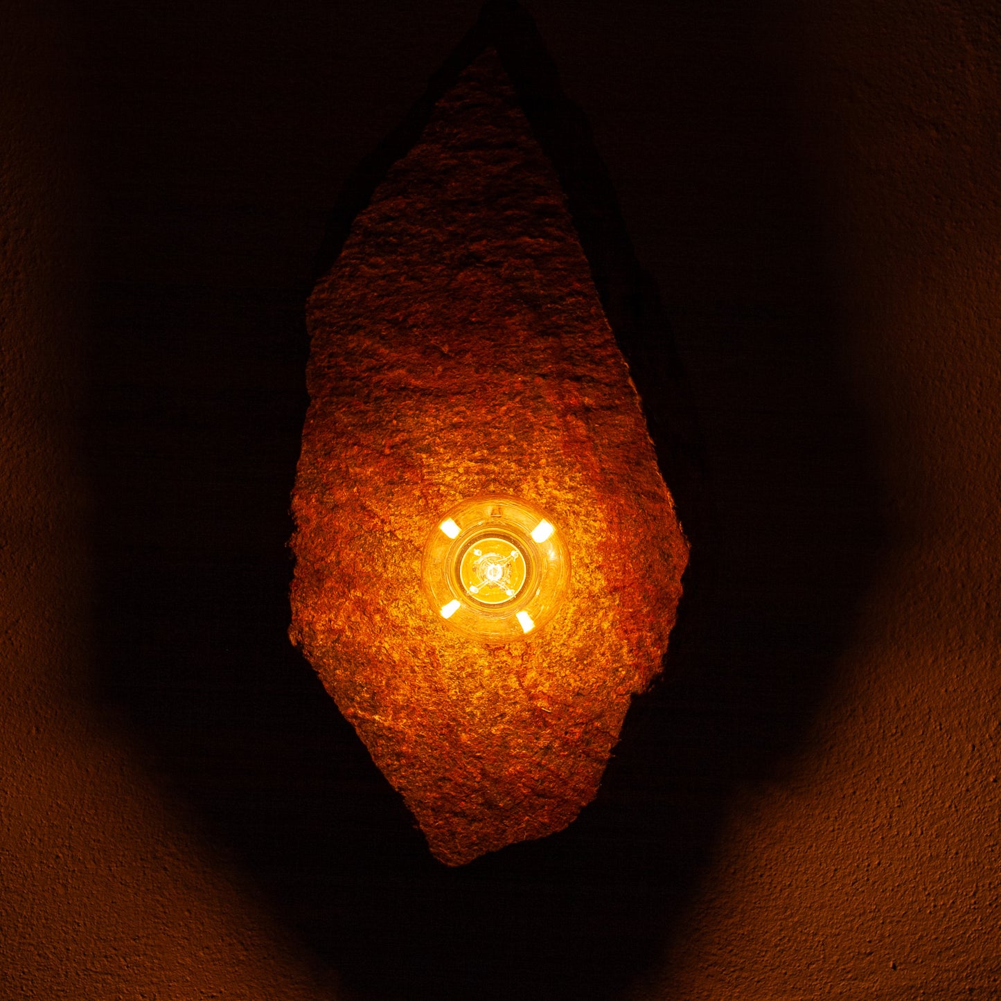 Lichtstück #017 - Der Hinkelstein – eine archaische Form aus Porpyhr