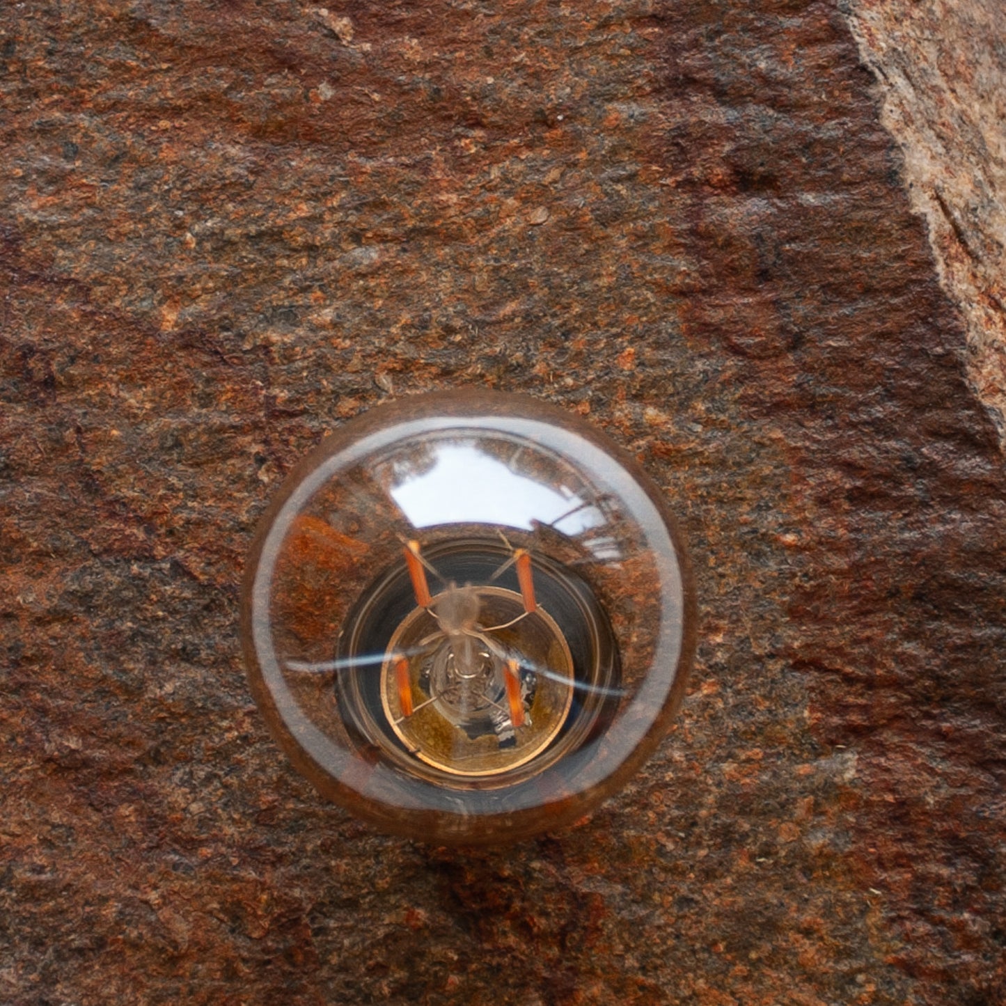 Lichtstück #017 - Der Hinkelstein – eine archaische Form aus Porpyhr