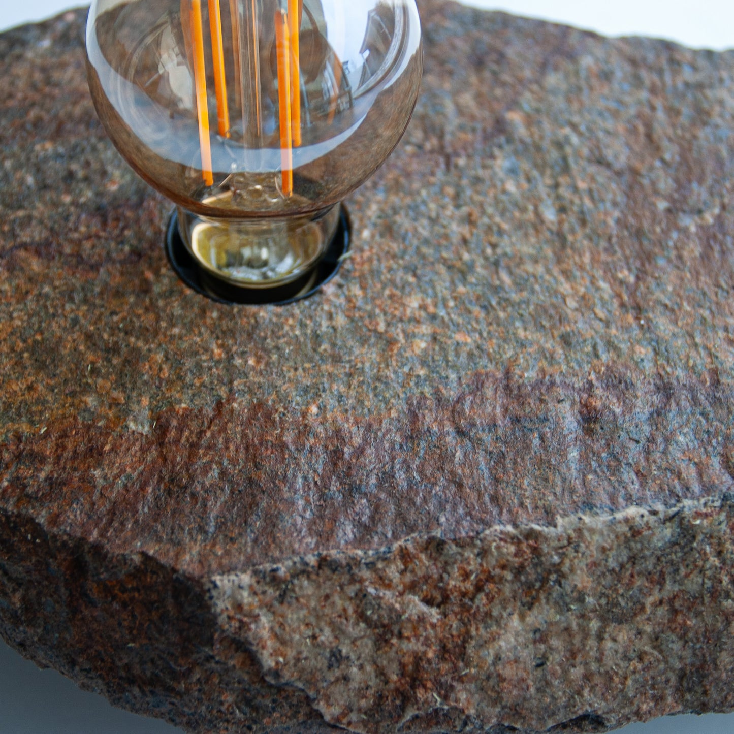 Lichtstück #017 - Der Hinkelstein – eine archaische Form aus Porpyhr